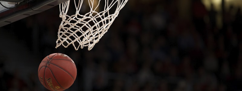 NBA篮球比赛精彩集锦画面 - 球员扣篮与三分投篮瞬间
